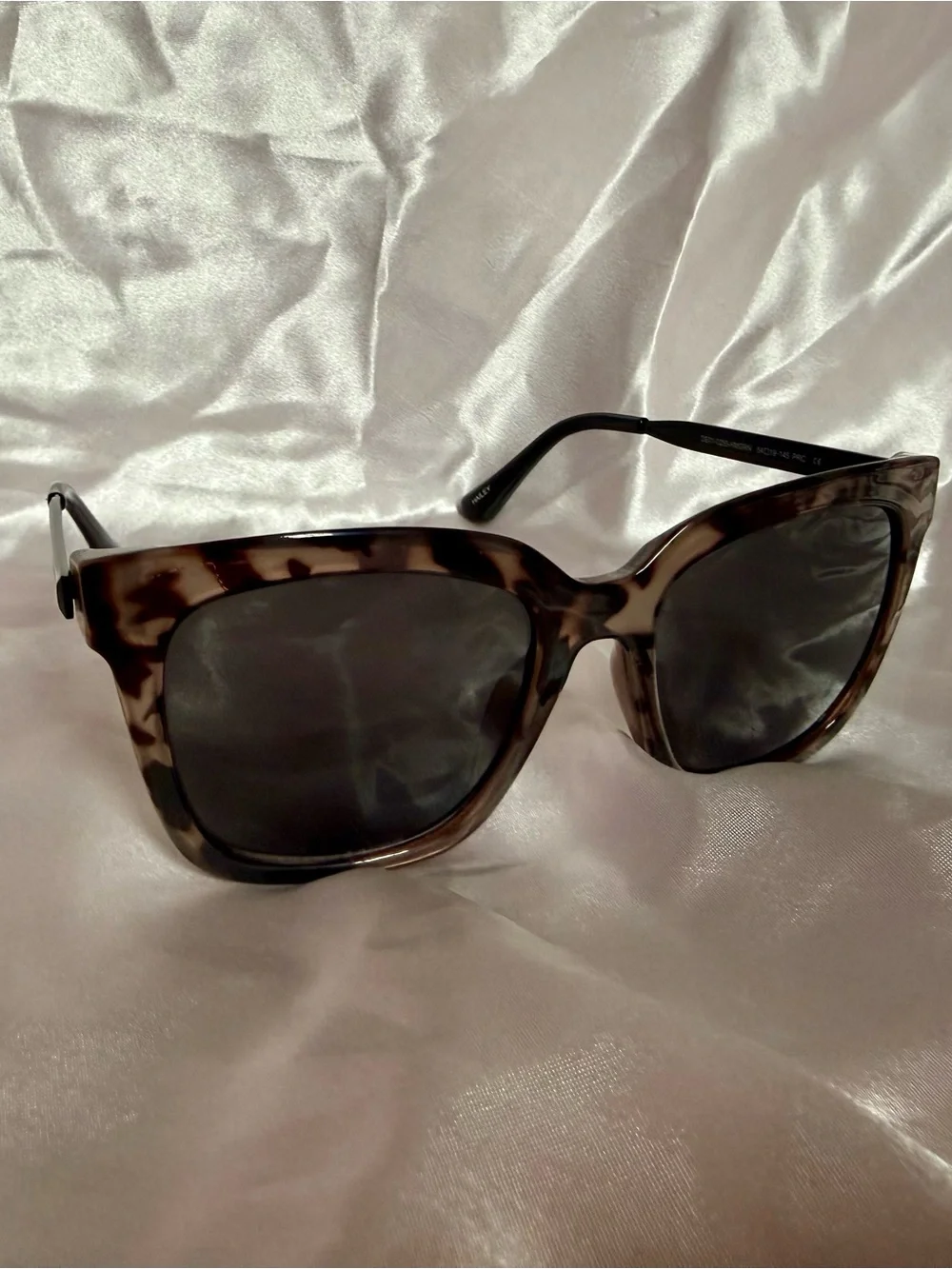 Diff Eyewear “Hailey” Tortoiseshell Sunglasses - New with Box
